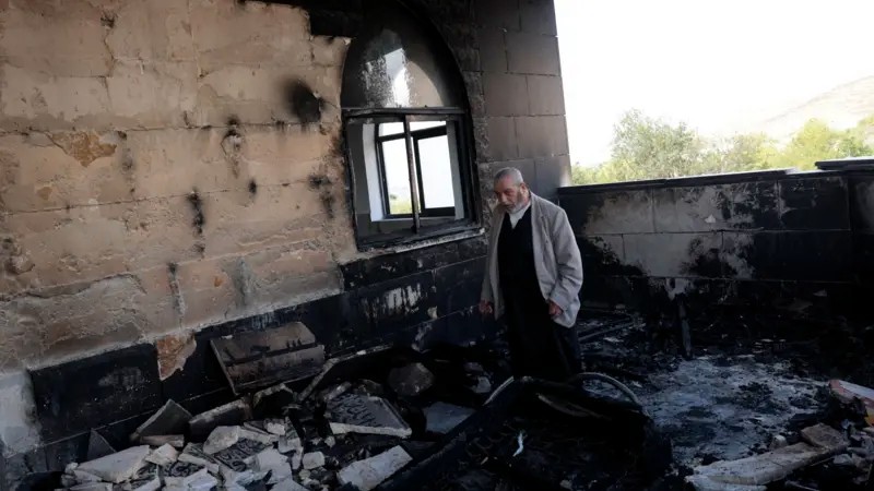 Colonos israelíes incendian mezquitas, vehículos y tierras de cultivo durante una serie de ataques en Cisjordania, denuncian autoridades palestinas