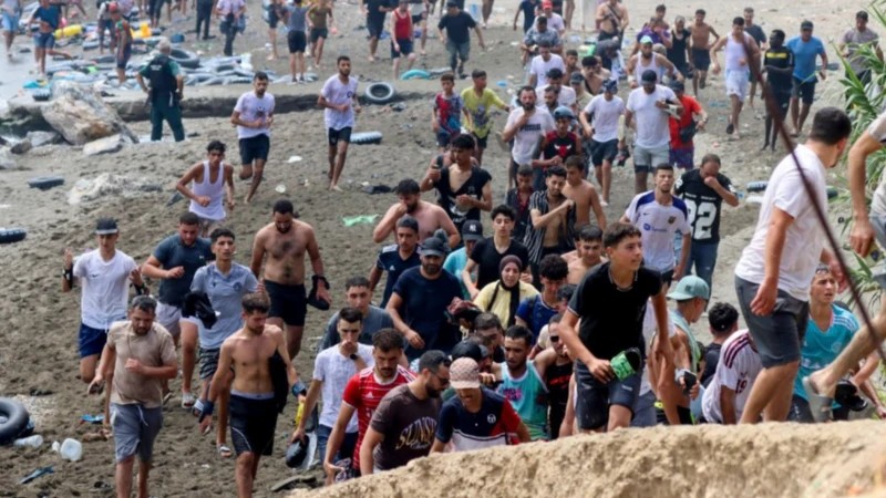«La situación está fuera de control»: España moviliza al ejército ante el cruce de más de 49.000 migrantes desde Marruecos a Ceuta; hay al menos 18 muertos «La situación está fuera de control»: España moviliza al ejército ante el cruce de más de 49.000 migrantes desde Marruecos a Ceuta; hay al menos 18 muertos