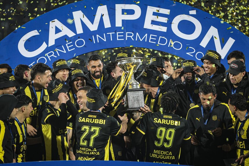 Intermedio: Peñarol goleó 5-1 a Wanderers en el Centenario y levantó la copa de campeón