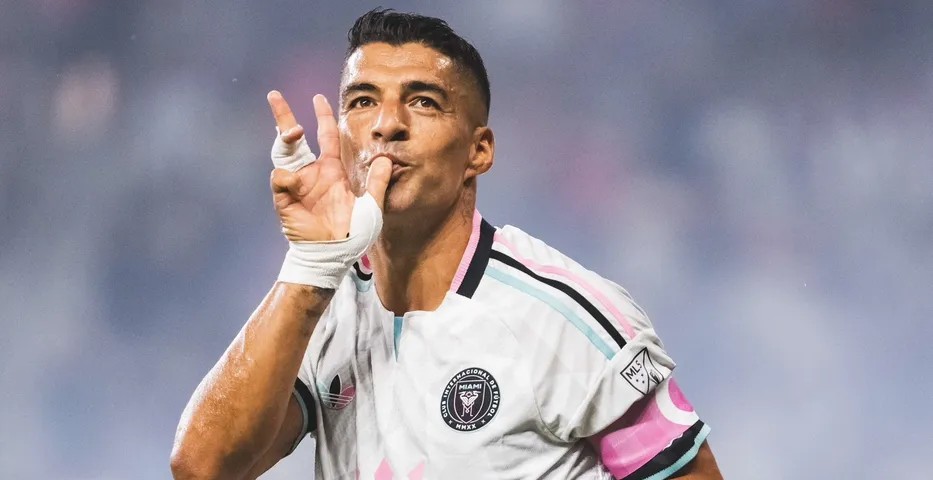 El golazo de 40 metros de Suárez, que asistió y lleva siete goles en cuatro partidos