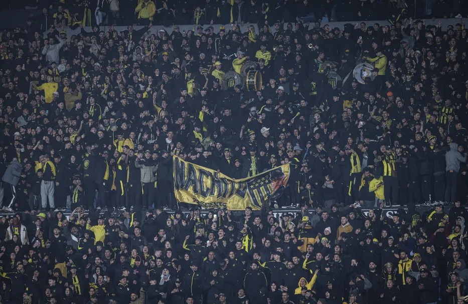 Peñarol zafó del cierre del Campeón del Siglo, pero recibió otra dura multa de la AUF