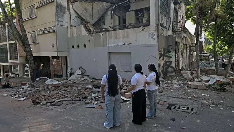 Un fuerte terremoto de magnitud 7,4 sacude el occidente de Colombia y se deja sentir en gran parte del país Un fuerte terremoto de magnitud 7,4 sacude el occidente de Colombia y se deja sentir en gran parte del país