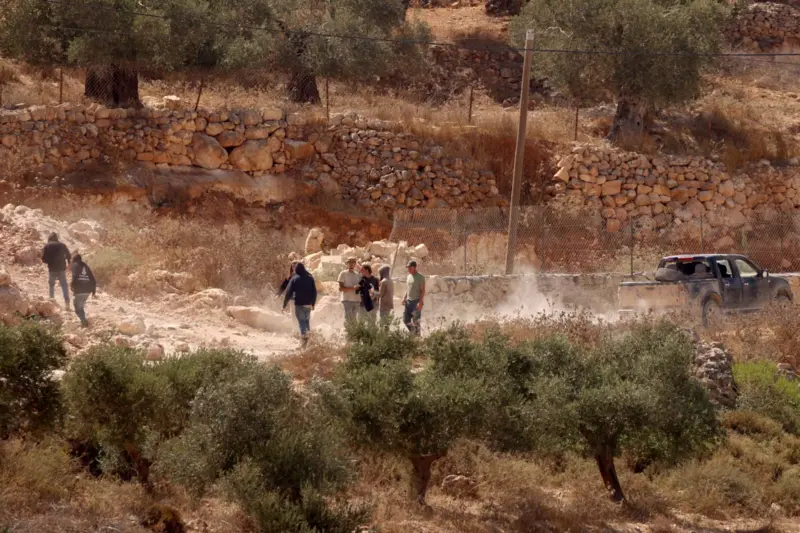 Las familias palestinas que llevan 4 días asediadas por colonos israelíes en Cisjordania Las familias palestinas que llevan 4 días asediadas por colonos israelíes en Cisjordania