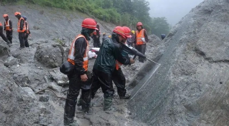 La carrera contrarreloj para rescatar a más de 600 obreros de hidroeléctricas atrapados en túneles tras la avalancha en Nepal y Tíbet